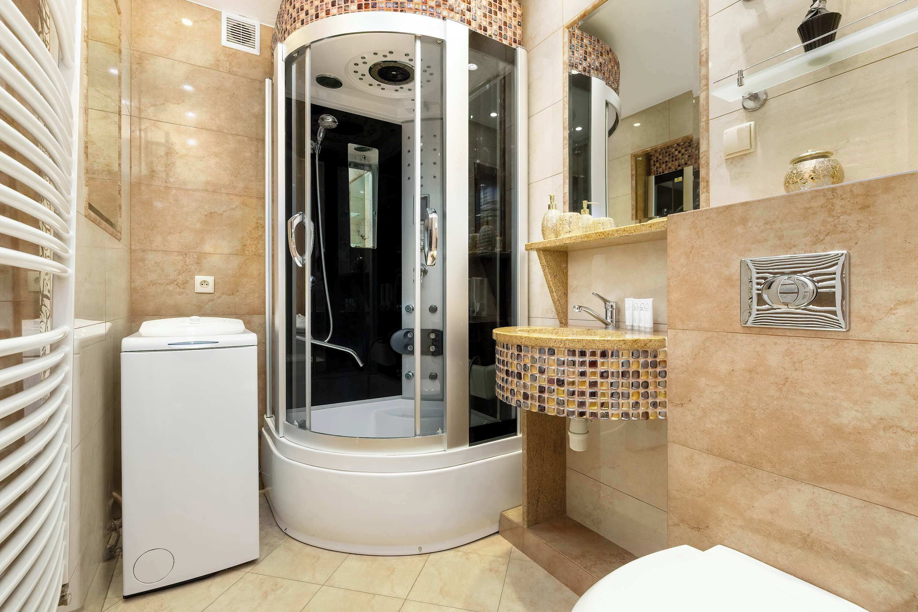 Douche, sèche-cheveux, serviettes fournies, shampoing