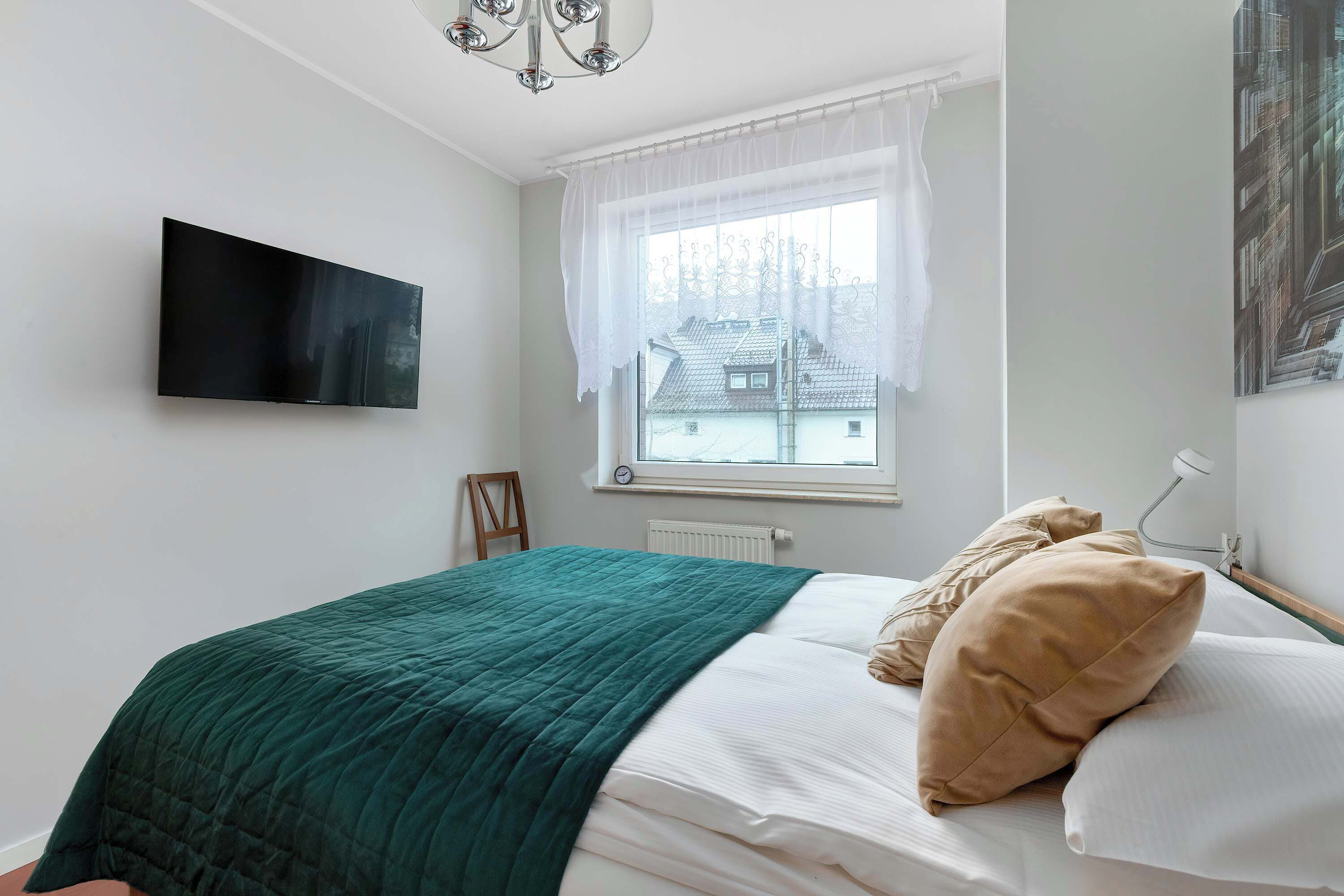 Iron/ironing board, travel crib, WiFi, bed sheets