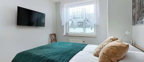 Iron/ironing board, travel crib, WiFi, bed sheets