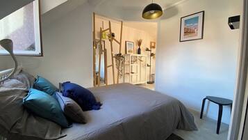 Iron/ironing board, travel cot, WiFi, bed sheets
