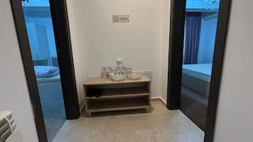 Habitación doble Confort, balcón, vista al río | Escritorio, cortinas blackout y insonorización