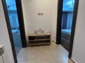 Kamar Double Comfort, balkon, pemandangan sungai | Meja kerja, tirai kedap cahaya, kedap suara, dan setrika/meja setrika