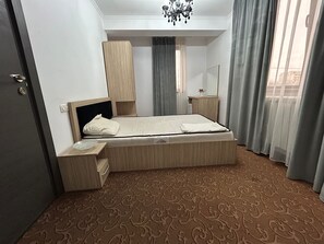Kamar Double Comfort, balkon, pemandangan sungai | Meja kerja, tirai kedap cahaya, kedap suara, dan setrika/meja setrika
