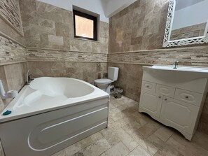 Kamar Double Comfort, balkon, pemandangan sungai | Kamar mandi | Perlengkapan mandi gratis, pengering rambut, sandal, dan handuk