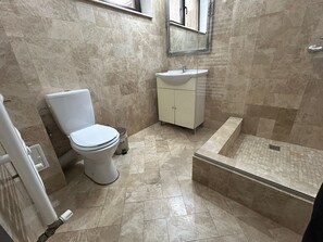 Habitación Confort doble, balcón, vistas al río | Baño | Artículos de higiene personal gratuitos, secador de pelo y zapatillas