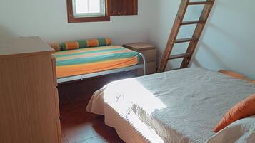 3 bedrooms, iron/ironing board, WiFi, bed sheets