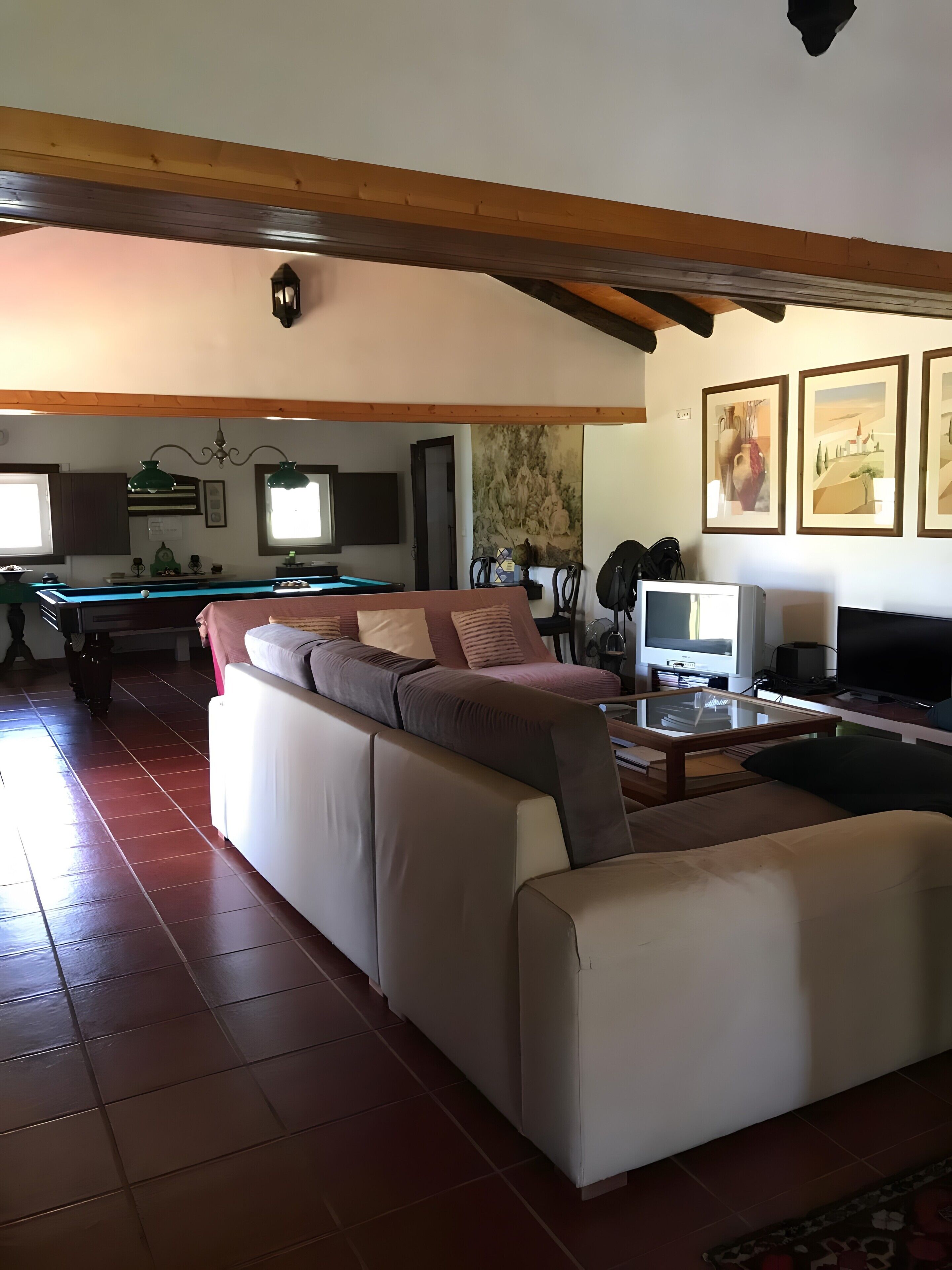 TV, caminetto, videogiochi, lettore DVD
