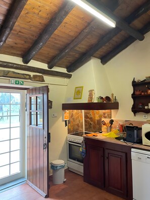 Fridge, microwave, oven, stovetop - Monte dos Pintos – Arronches: Rural Retreat in Serra de São Mamede (Parra)