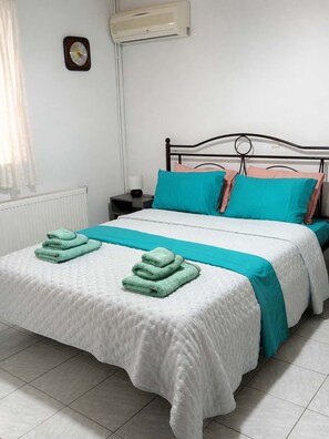 Tabla de planchar con plancha, cuna de viaje, wifi y ropa de cama 