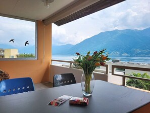 Outdoor dining - Cosy apartment for 4 people with TV, balcony and panoramic view (Muralto)