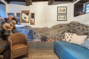 Interior - Beautiful villa for 6 people with WIFI, TV, veranda and pets allowed, close to Lucca (Collodi)