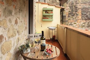 Outdoor dining - Beautiful villa for 6 people with WIFI, TV, veranda and pets allowed, close to Lucca (Collodi)