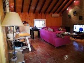 Televisión y chimenea 