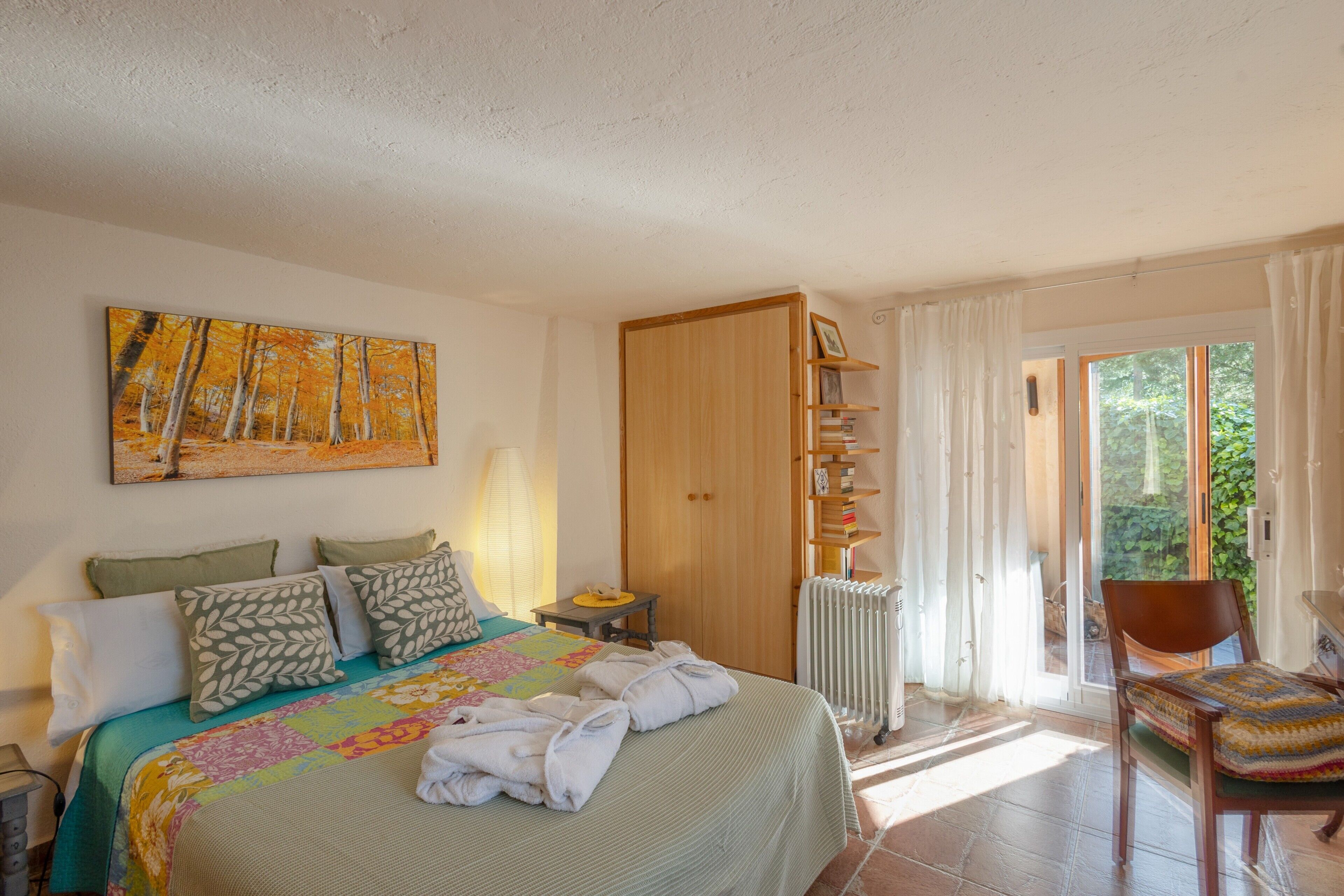 Iron/ironing board, WiFi, bed sheets, wheelchair access