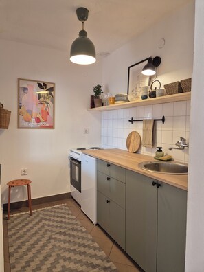 Fridge, oven, stovetop, electric kettle - New Beautiful City View Apartment (Sarajevo)