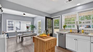 House, 2 Bedrooms | Private kitchen | Fridge, oven, coffee/tea maker, toaster