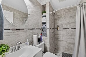 Bathroom - 2br Getaway Near I-75 World Cup 1 Bedroom Home (Jonesboro)