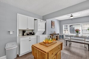 Ferienhaus, 2 Schlafzimmer | Eigene Küche | Kühlschrank, Ofen, Wasserkocher mit Kaffee-/Teezubehör, Toaster