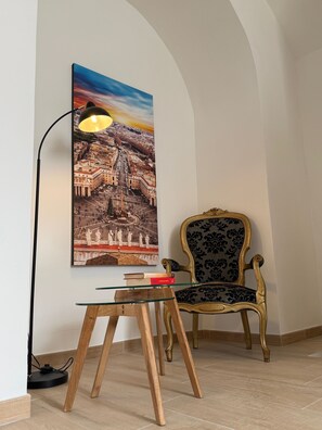 Appartamento Deluxe, vista città | Area soggiorno | Smart TV 49 pollici con canali digitali