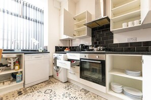 House - Comfortable 2BR House in Bolton Sleeps 4 (Bolton)