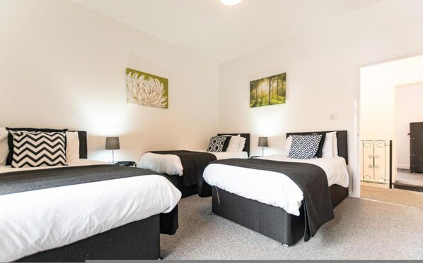 House - Comfortable 2BR House in Bolton Sleeps 4 (Bolton)