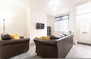 House - Comfortable 2BR House in Bolton Sleeps 4 (Bolton)
