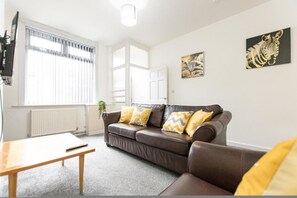 House - Comfortable 2BR House in Bolton Sleeps 4 (Bolton)