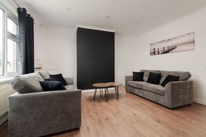 Room - Newly Refurbished 3BR Home Parking Sleeps 5 (Bolton)