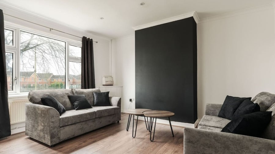 Newly Refurbished 3BR Home Parking Sleeps 5