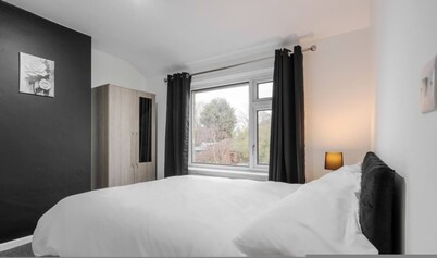 Newly Refurbished 3BR Home Parking Sleeps 5