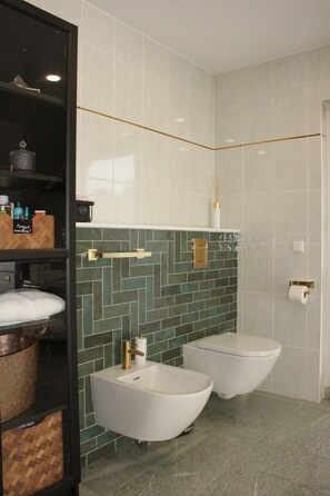 Dusche, Haartrockner, Handtücher