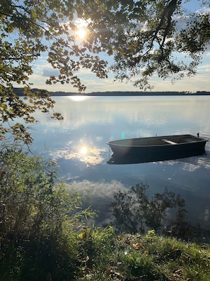 A calm lake with a dock and surrounding foliage. - Boutique Beach Villa for Groups – Wellness, Garden Dining & Lakes near Berlin (Bestensee)