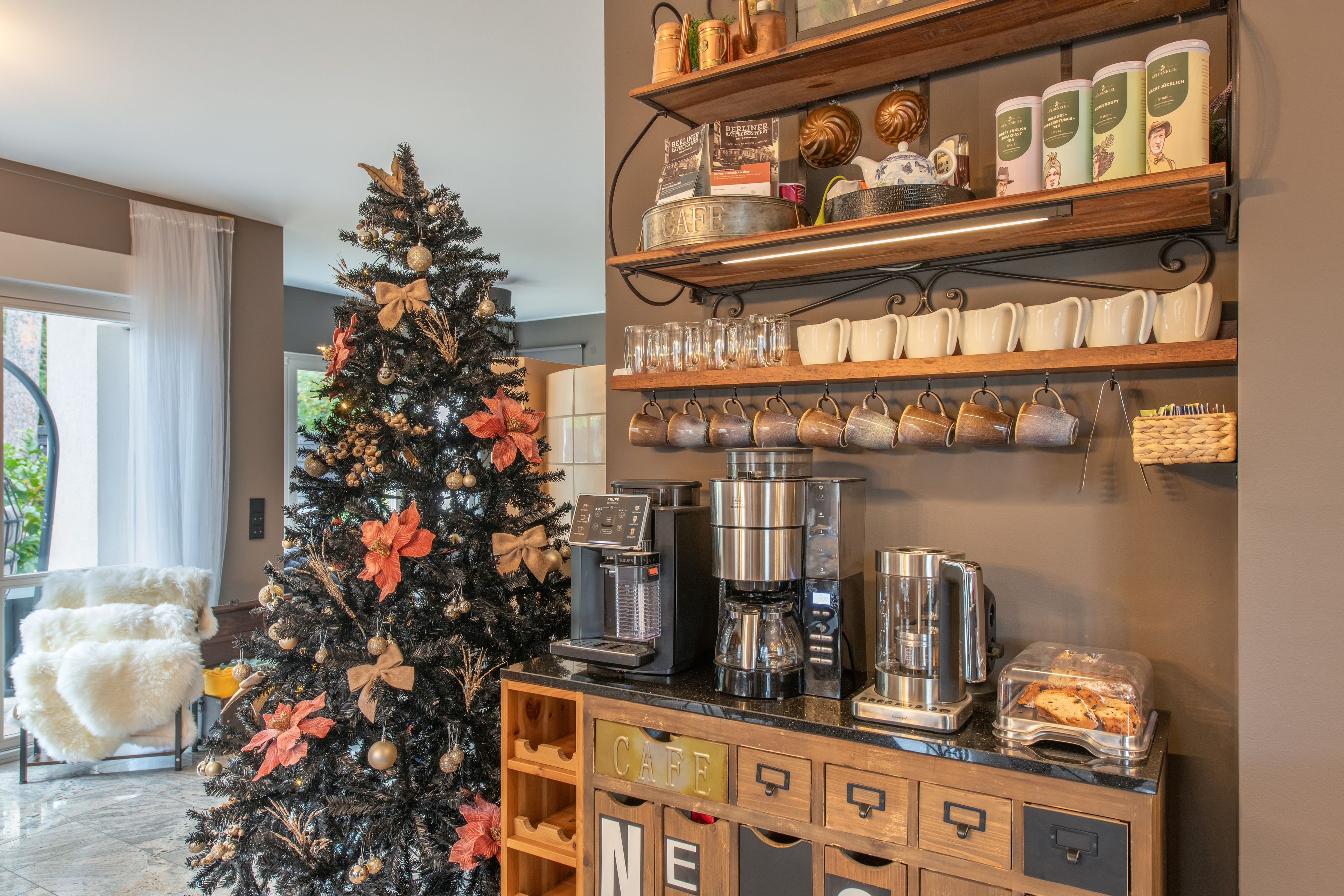 Un espace dédié au café, équipé d’une machine à café, de tasses et d’un présentoir de grains de café.