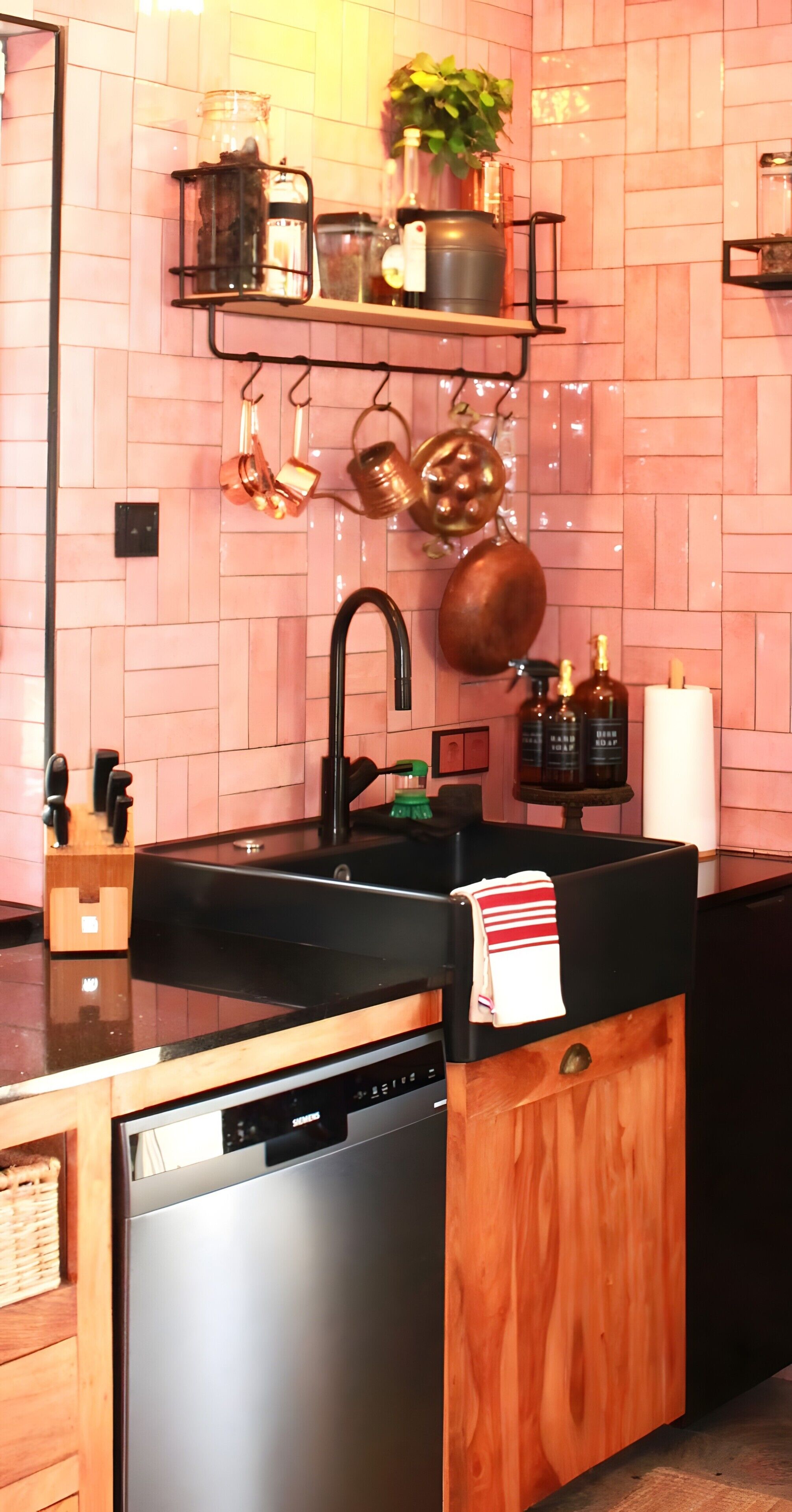 Réfrigérateur, micro-ondes, plaque de cuisson, lave-vaisselle