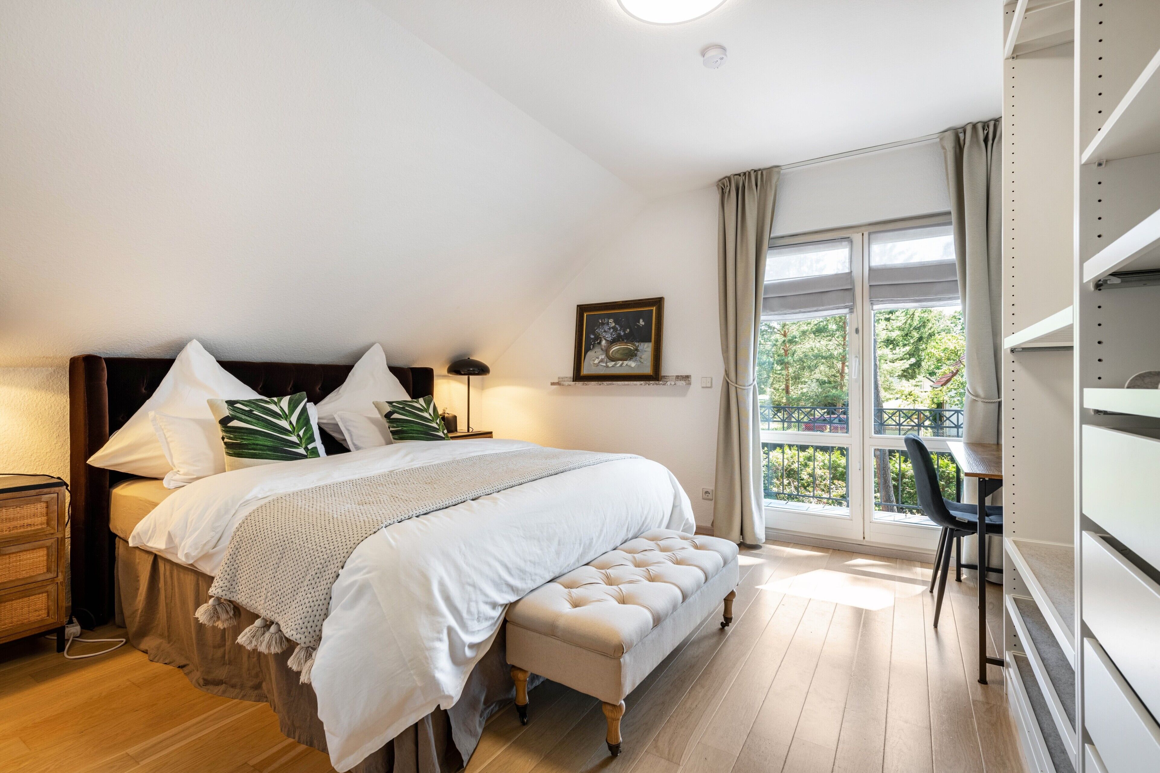 Tabla de planchar con plancha, wifi y ropa de cama 