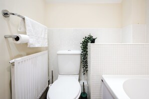 Bathroom - 2 Bed Salford Apartment | Parking | Sleeps 4 (Salford)