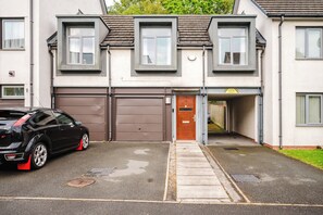 Exterior - 2 Bed Salford Apartment | Parking | Sleeps 4 (Salford)
