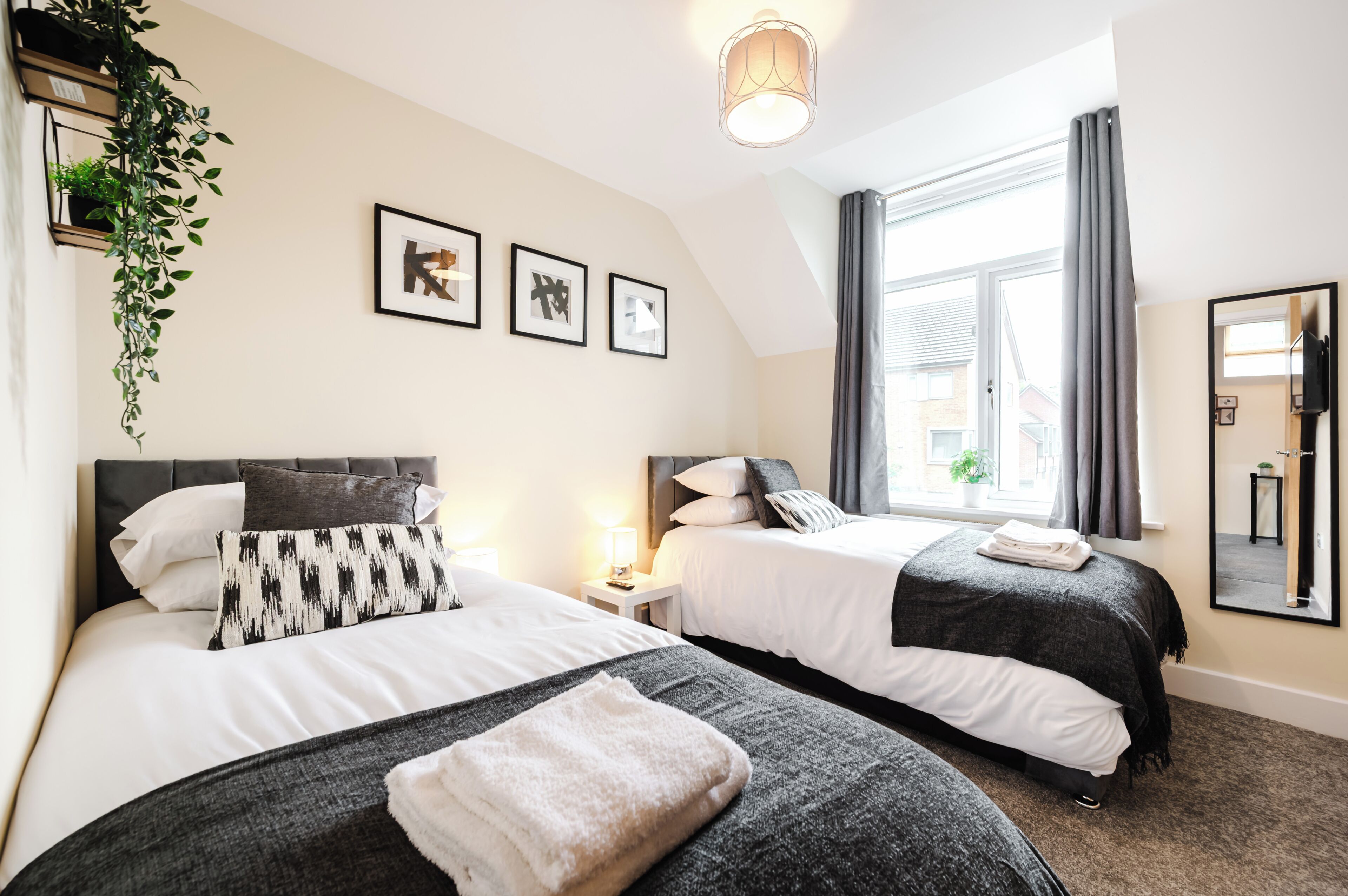 Iron/ironing board, bed sheets