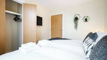 Iron/ironing board, bed sheets
