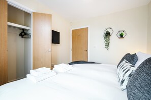 Room - 2 Bed Salford Apt | Parking | Contractors & Families | Long Stays Available (Salford)