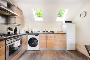 Private kitchen - 2 Bed Salford Apt | Parking | Contractors & Families | Long Stays Available (Salford)