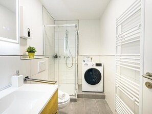 Apartment, 2 Schlafzimmer, Balkon, Stadtblick | Badezimmer