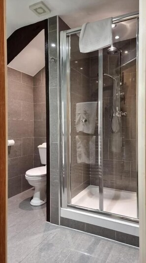 Standard Double Room | Bathroom - Craig Y Nos Castle (Craig-y-nos)
