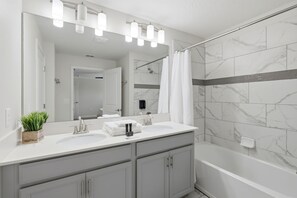 Shower, hair dryer, towels, shampoo - New! Oasis Retreat Escape - Private Pool - Walk to Clubhouse - Sleeps 10 (Four Corners)