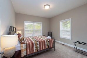 Free WiFi, bed sheets - Turtle Creek- Brand New Streamside Retreat – Covered Porch & Hot Tub Bliss!! (Bryson City)