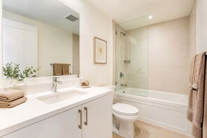 Superior-Zimmer | Badezimmer | Kostenlose Toilettenartikel, Haartrockner, Handtücher, Seife