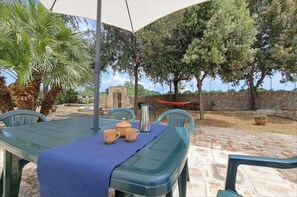 Casa familiar, varias habitaciones (Casolare Di Puglia) | Restaurante al aire libre