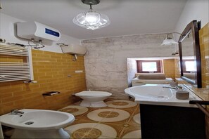 Casa familiar, varias habitaciones (Casolare Di Puglia) | Baño | Regadera, secadora de cabello, bidet, toallas 