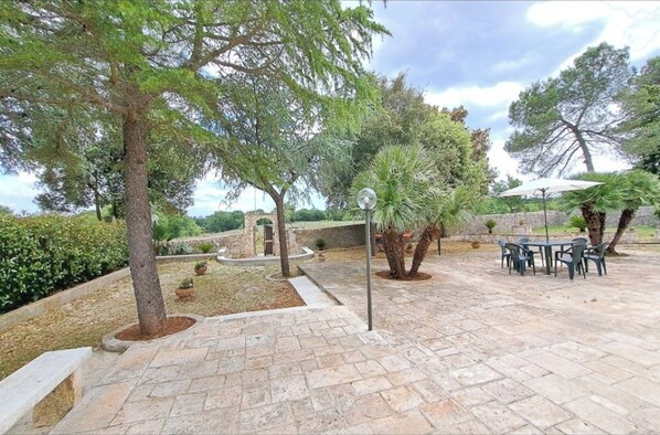 Casa familiar, varias habitaciones (Casolare Di Puglia) | Restaurante al aire libre