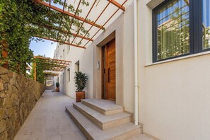 Exterior detail - Seaview Elegance Apartment | Luxury & Free Parking by PikHost (Vlorë)